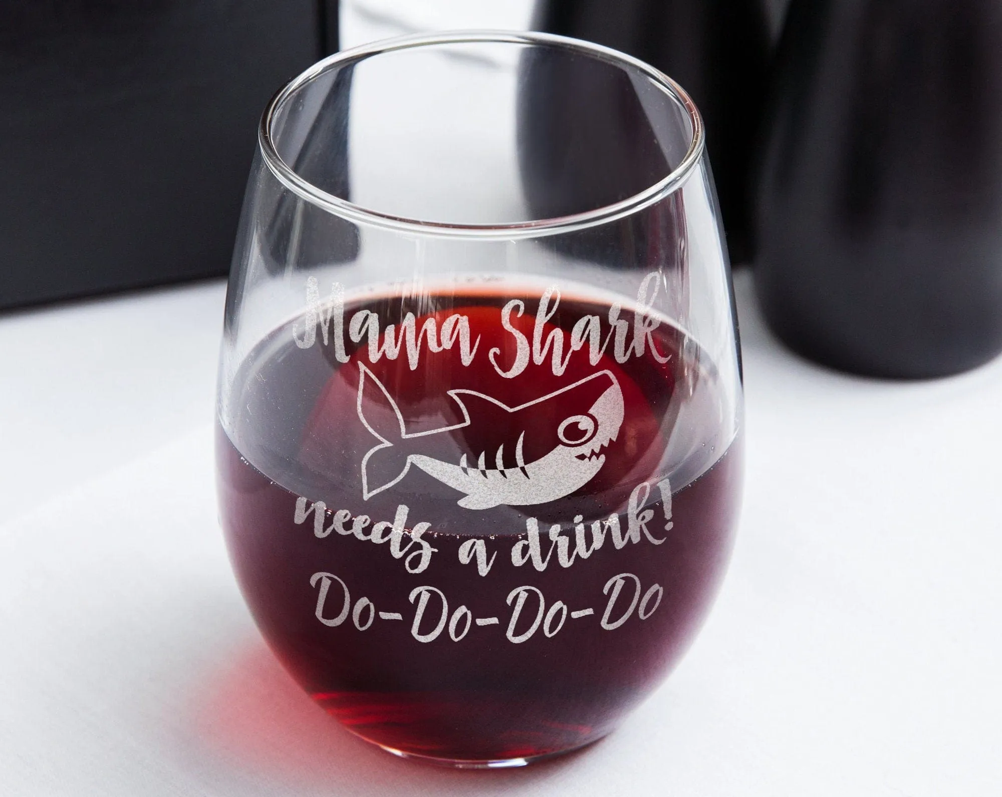 Mama Shark Needs a Drink Do Do Novelty Wine Glass First Mothers Day Gift from Daughter, Son Funny Sayings for New Mom Dad Husband Wife